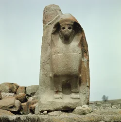 Tor mit geschnitzter Sphinx